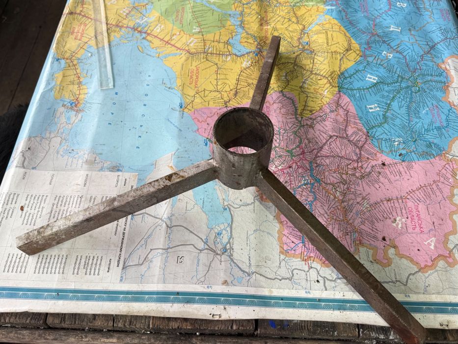 Шикарная металлическая подставка под елку