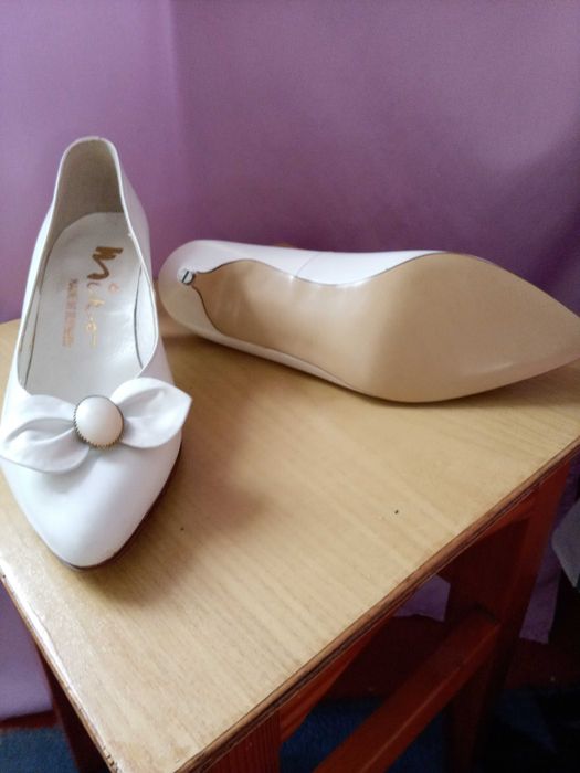 Женские  кожаные туфли белые.черные.