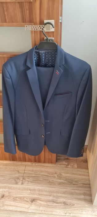 Męski garnitur granatowy