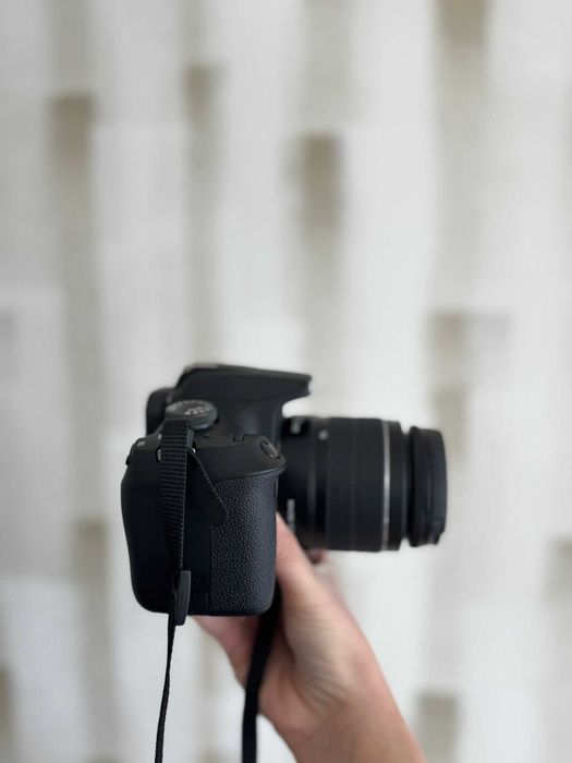 Canon EOS 2000D.
