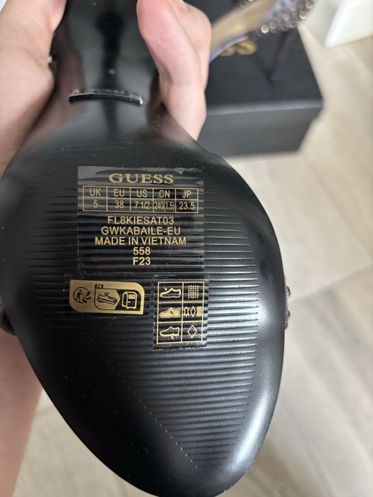 Nowe szpilki GUESS