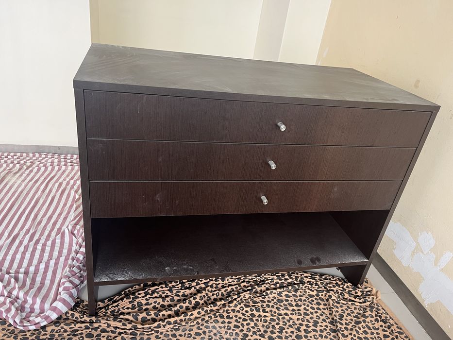 Móvel aparador com gavetas.