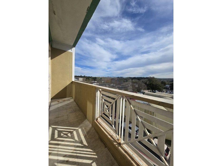 Fantástico T3 em Queluz com varanda e muito soalheiro totalmente re...