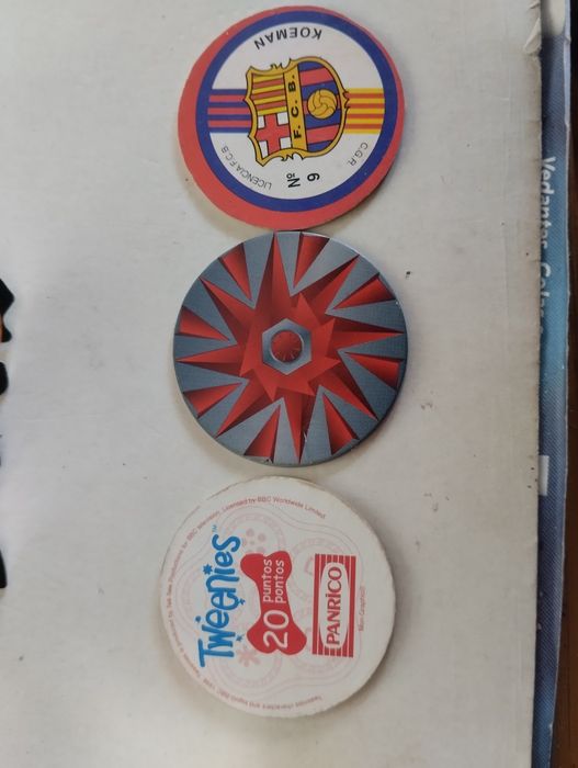 (A) Tazos de vários temas