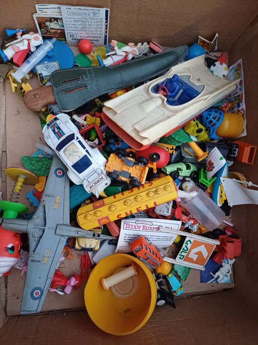 Brinquedos de metal e plastico