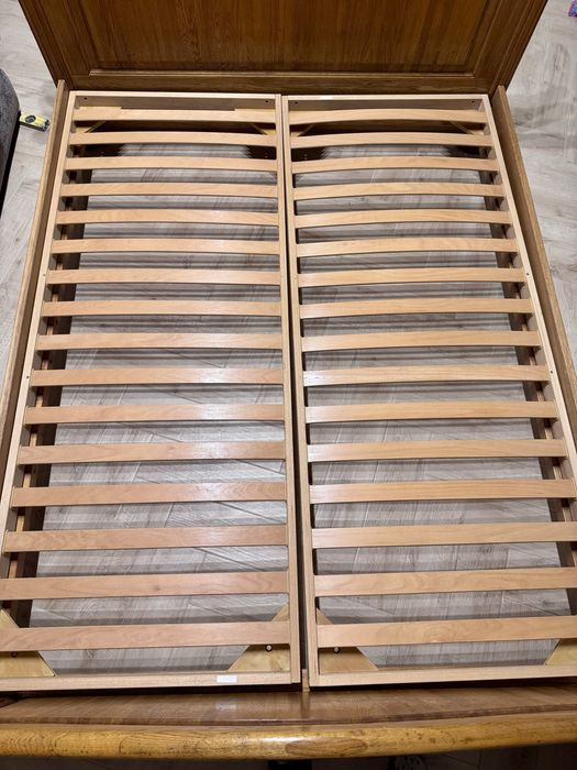 Дубове ліжко, двоспальне і дві приліжкові дубові тумби