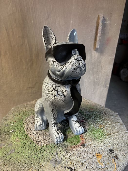 Pies w okularach - figura ogrodowa