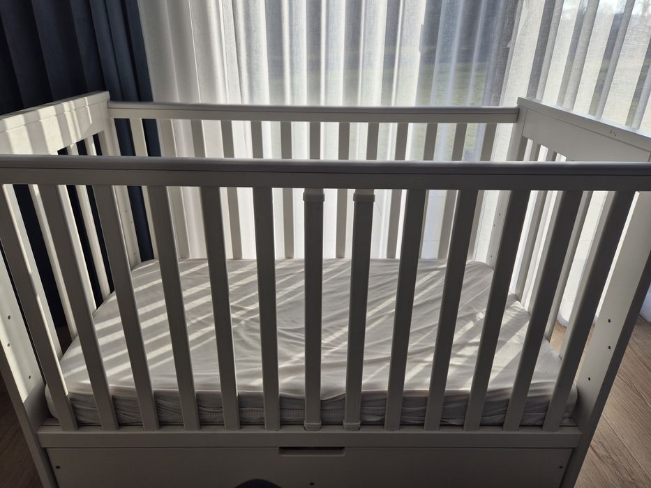 Lozeczko dzieciece z komoda