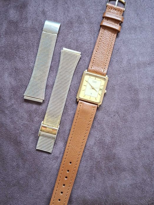 Relógio Citizen dourado, com duas braceletes - vintage