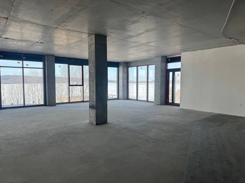 Продаж окремого комерційного поверху 270 м² із видом на став, вул. Білецька