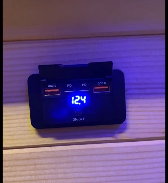 Устройство для зарядки до 3 телефонов от акумулятора12В.Вольтметр.