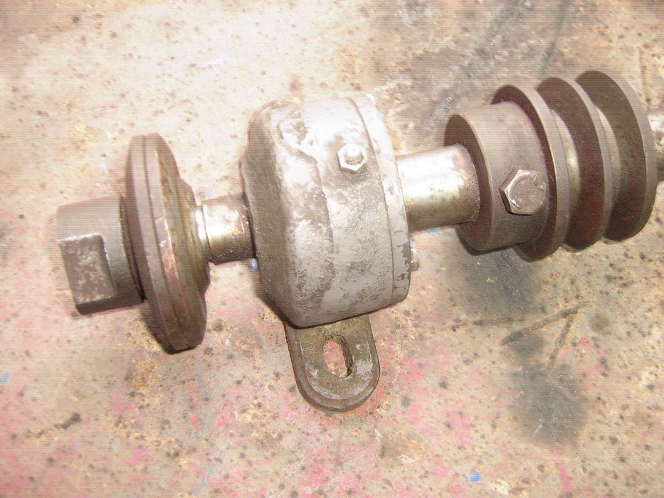 Wał z łożyskami do piły stołowej