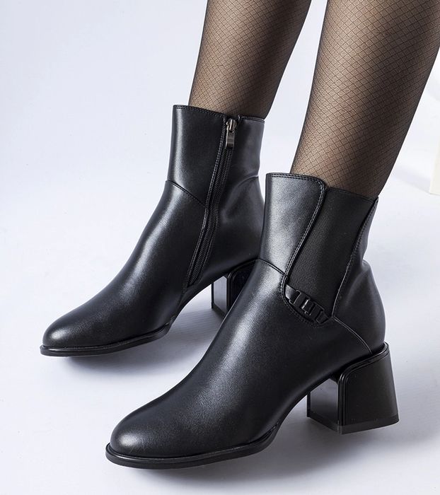 Czarne ocieplane botki na słupku Collobiano