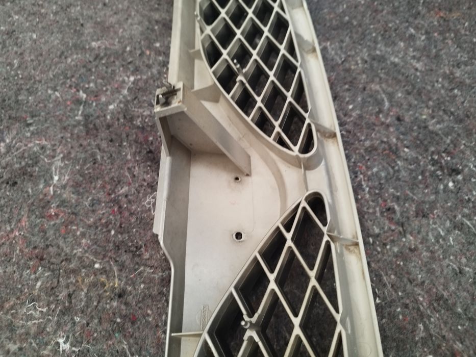 Grelha frontal Nissan Almera N15