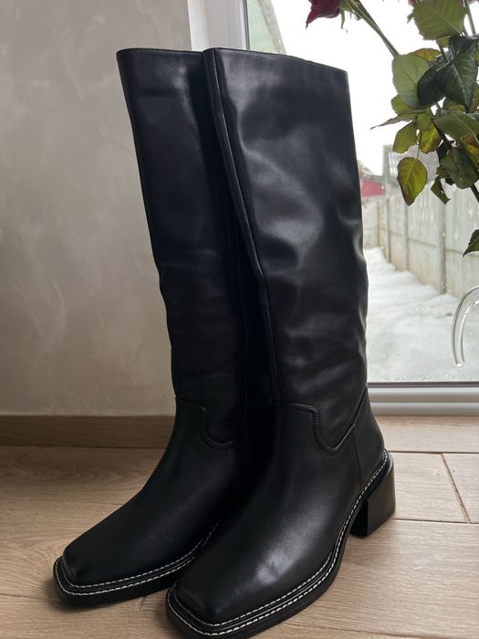 Нові шкіряни чоботи