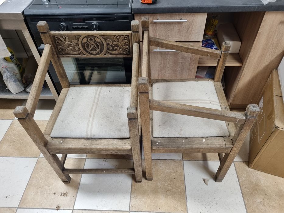 Stare krzesła na sprzedaż. Nie połamane. Całe