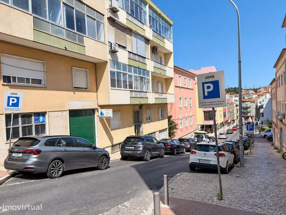 T2 com terraço perto comboio Amadora