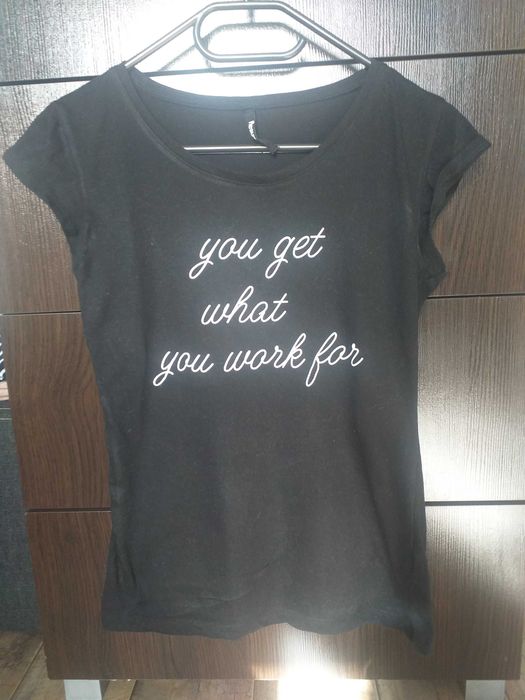 Czarny T-shirt z napisem
