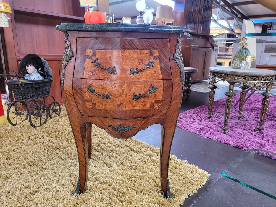 Muito bonita mini cómoda antiga em madeira e tampo em pedra