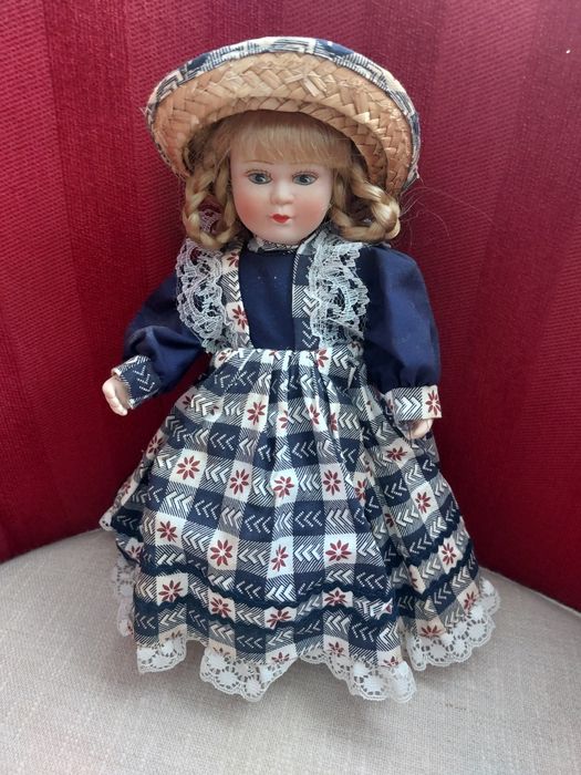 Boneca antiga de porcelana