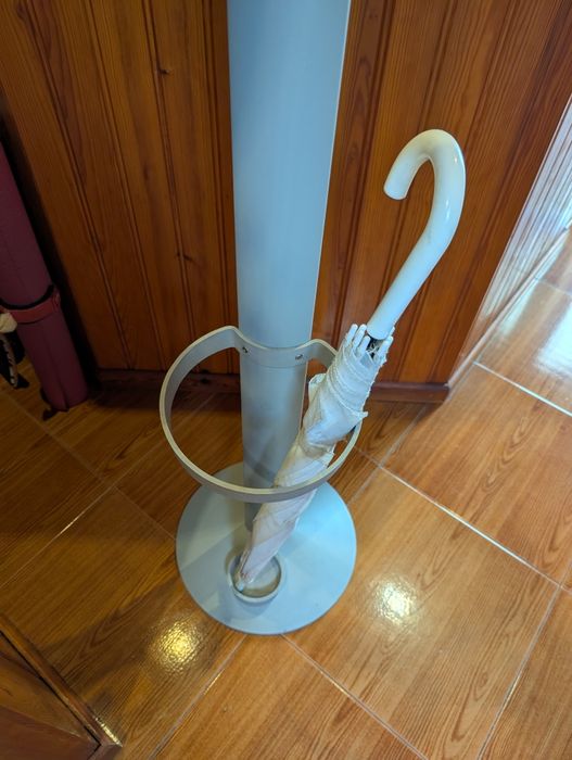 Cabide de pé em ótimo estado