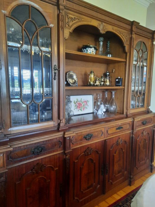 Cristaleira em mogno