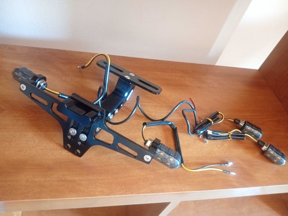 Suporte de matrícula, piscas e luz matrícula para Mota