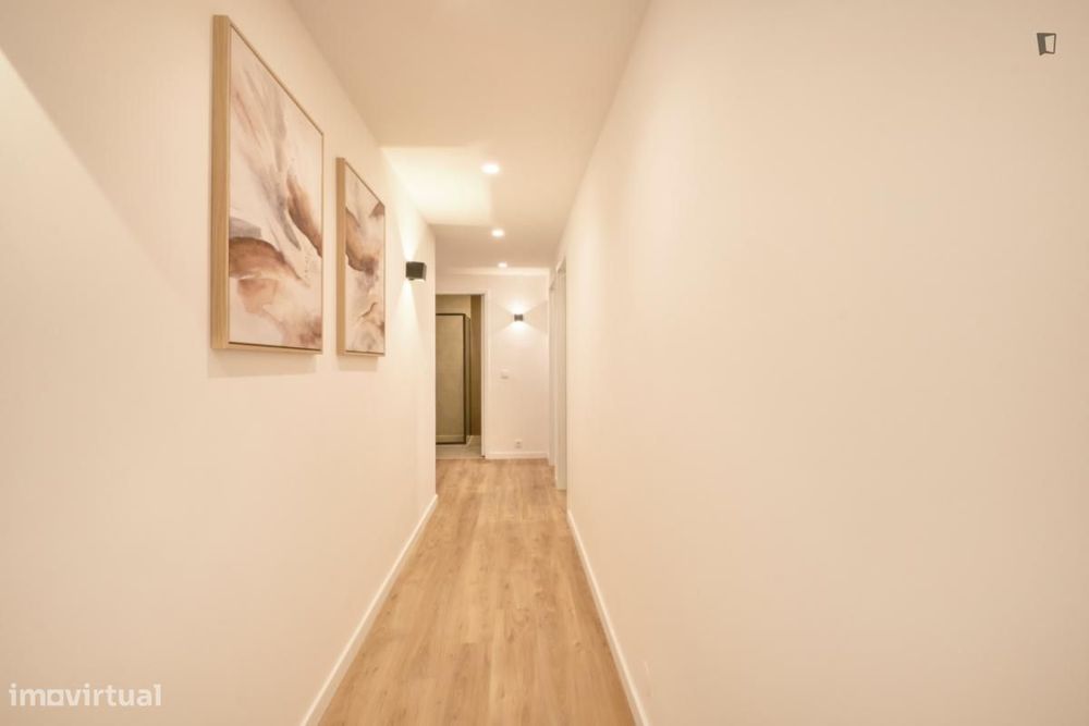 Quarto - localizado em Campolide Lisbon