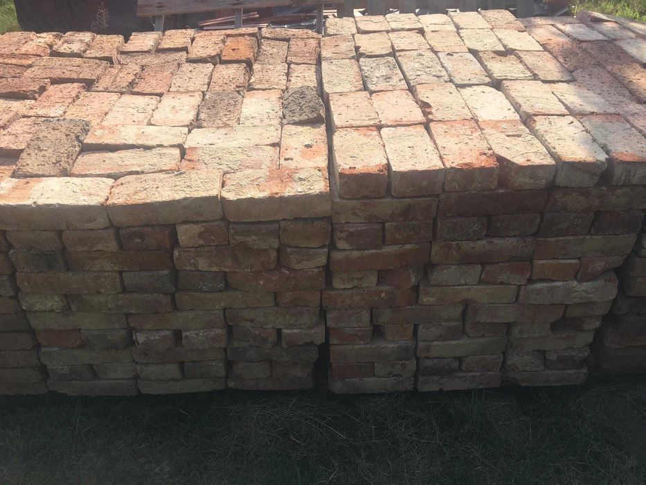 Cegła nowa - nieużywana i z rozbiórki ściany w domu.