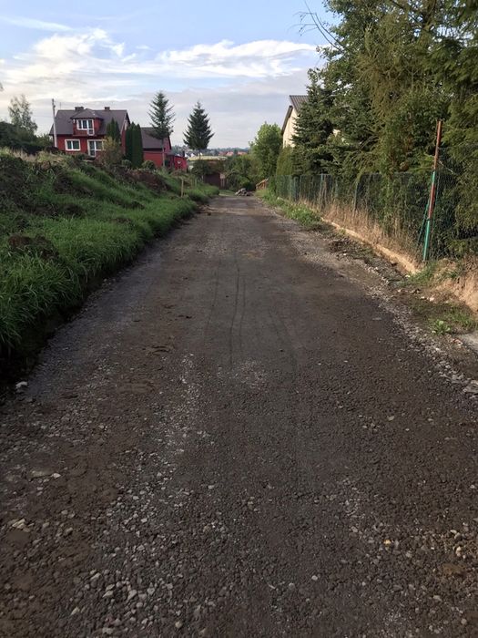 Utwardzanie drog placow koparka  transport kamien  piasek kruszywo