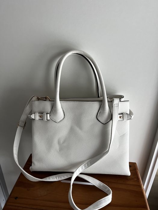 Mala branca com detalhe