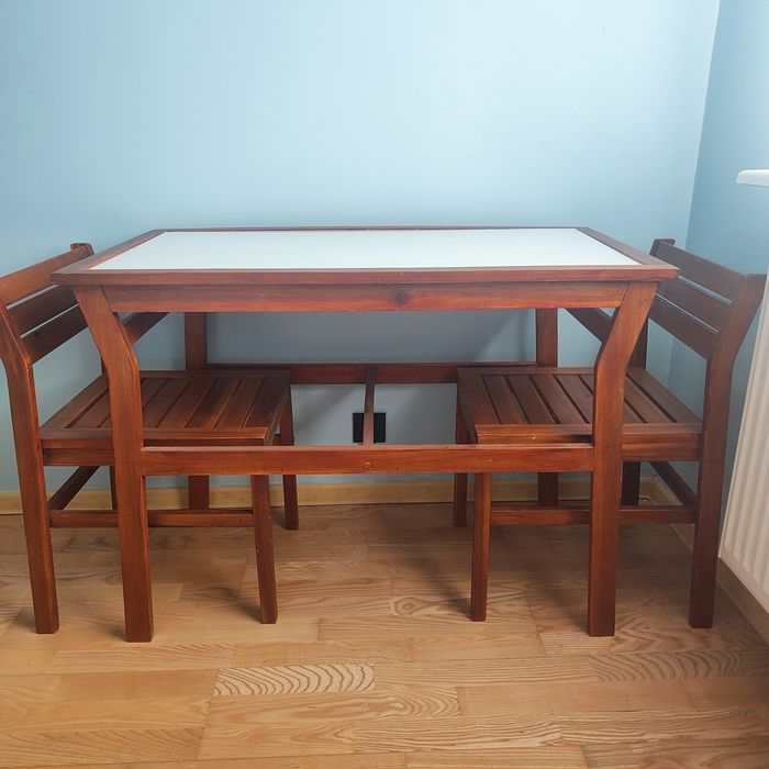 Stół z szklanym blatem + 2 drewniane krzesła – zestaw kuchenny