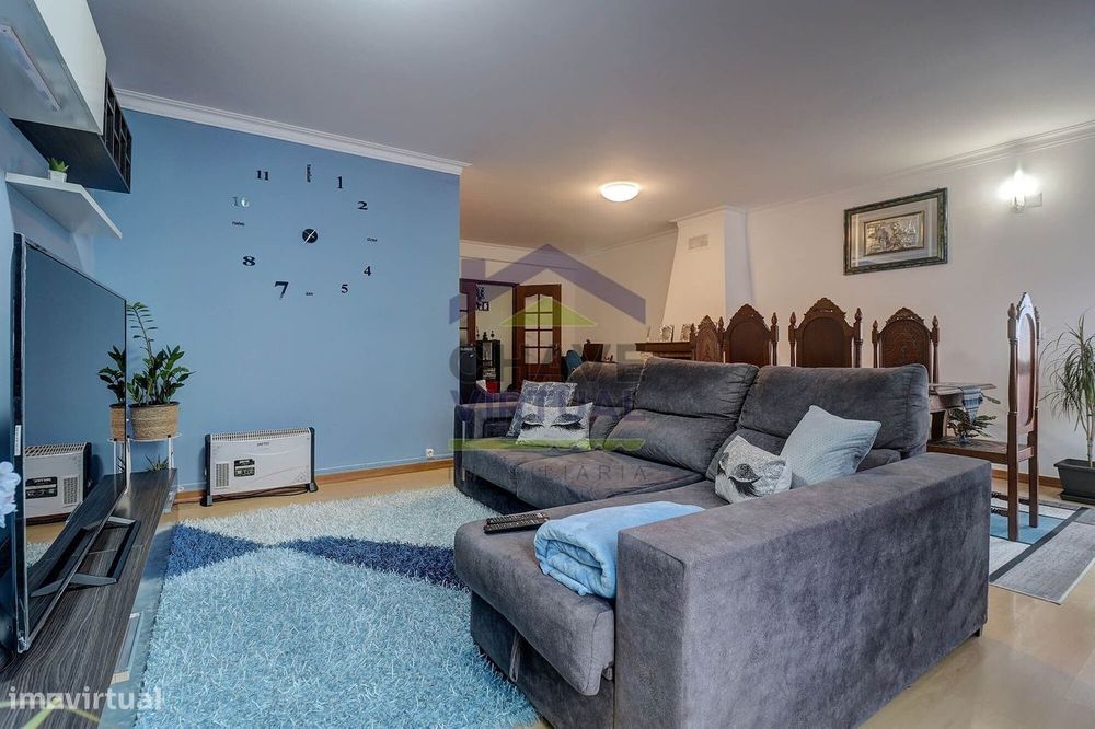 Apartamento T3 com Sótão Amplo - Centro Bombarral