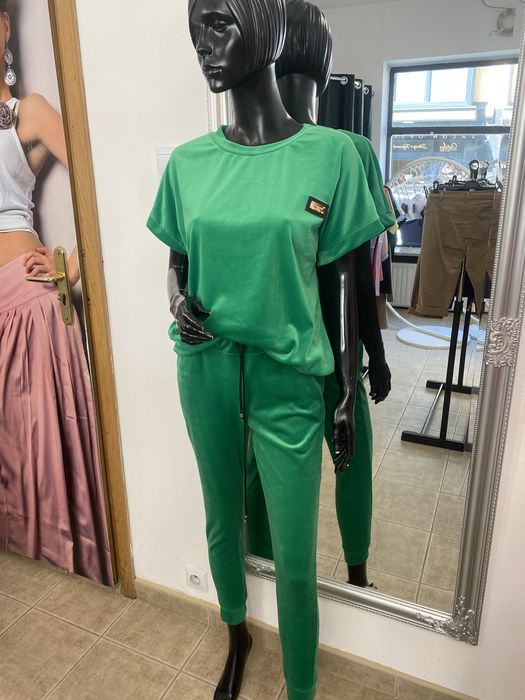 Piekny dres welurowy