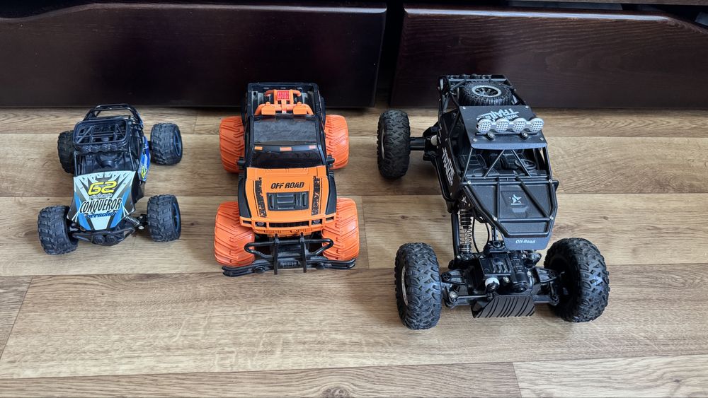 Машинки на пульті керування