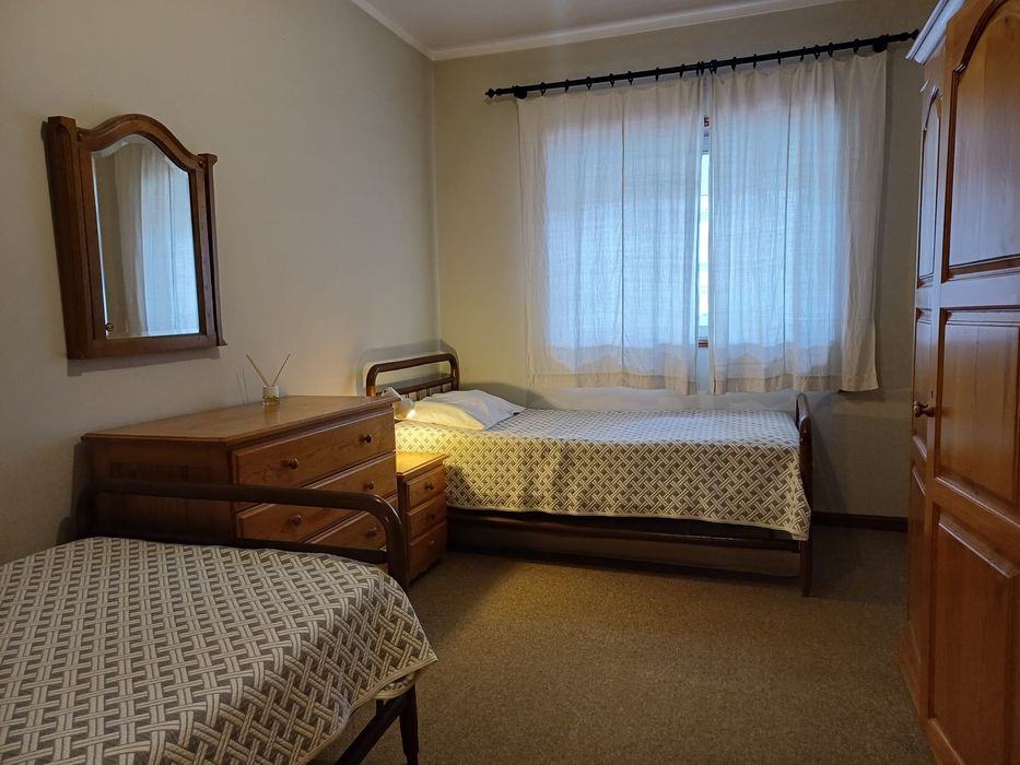 Alugo quarto em apartamento T2