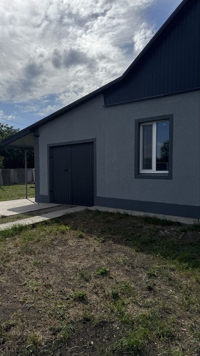 Продаж будинку у центрі Орлівщини , ремонт , гараж , ділянка 10 соток . По домовленісті співпрацюємо по державній програмі .