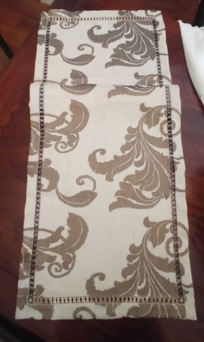 Naperon de mesa em tecido damasco com bainha aberta manual