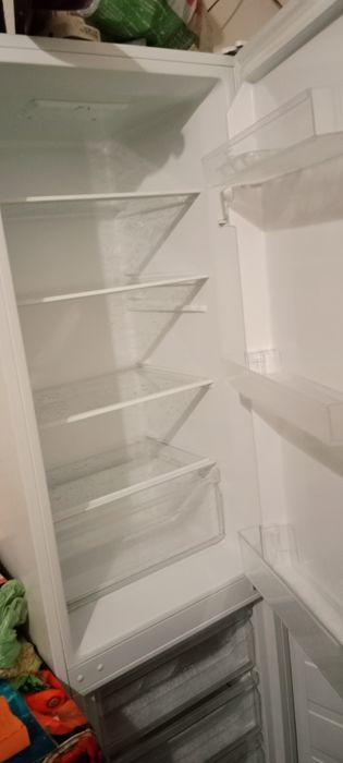 Продам холодильник б/у в отличном состоянии, пользовались не долго.