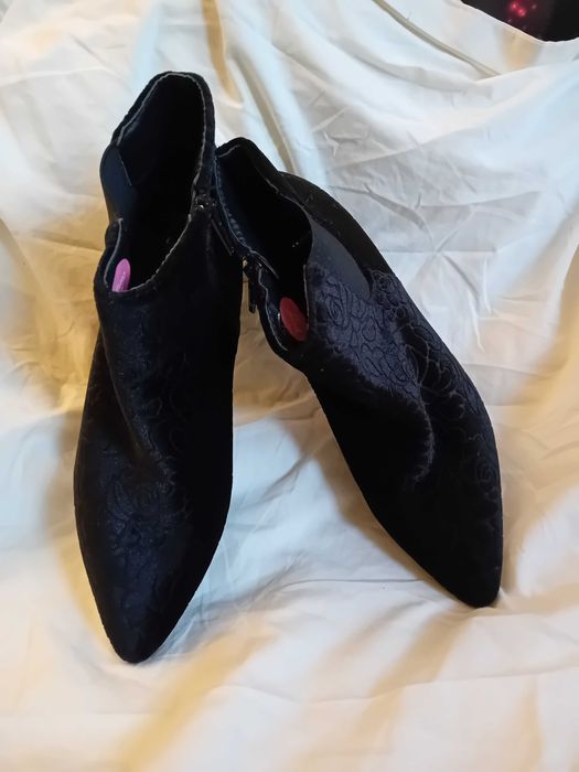 Buty botki kolor czarny motyw kwiatowy