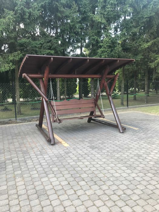 Drewniana huśtawka ogrodowa