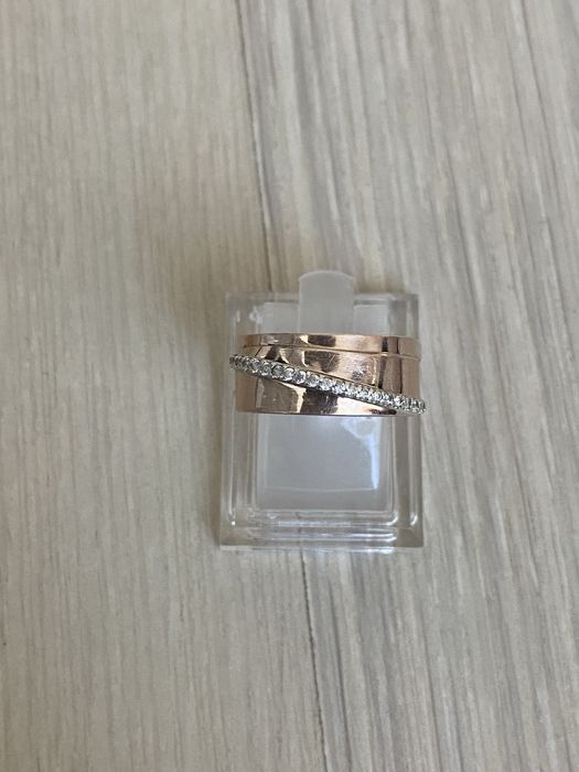 Серебряное кольцо 925 и 375 пробы с дорожкой фианитов.