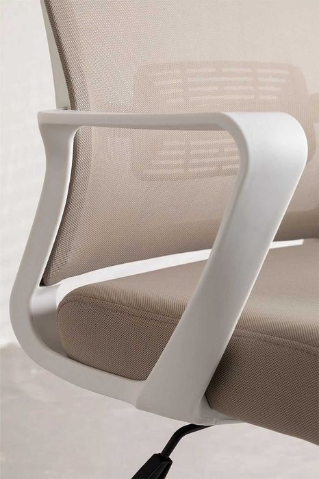 Cadeira de escritório com rodas e apoios de braços em polipropileno em Cor Bege, como Novas