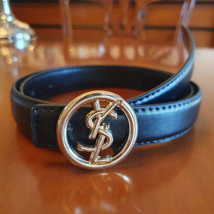 Cinto preto com fivela dourada