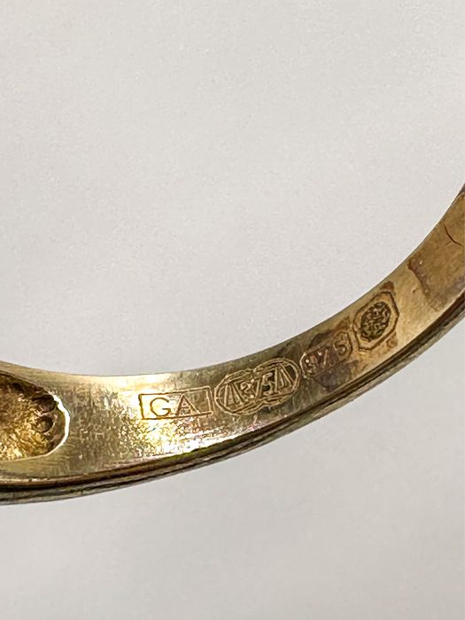Złoty pierścionek z diamentami