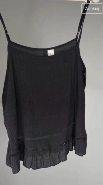 Czarna bluzeczka na ramiączka z odkrytymi ramionami