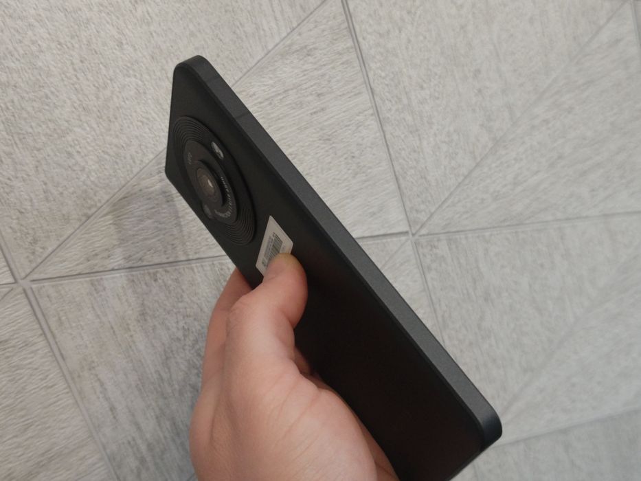 Флагман від японського бренду Sharp AQUOS SH-51D - 2sim Snap 8Gen2, 12/256, NFC, IP68, 6.6" 1-240гц