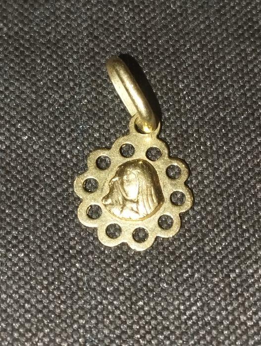 Maleńki złoty medalik Matka Boska
