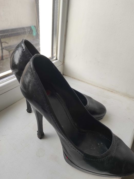 Продам босоножки и туфли фирменные.