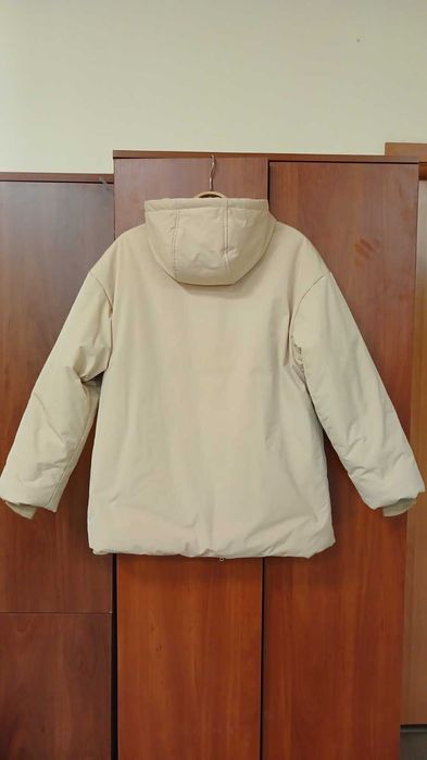 Женская зимняя куртка-пуховик с поясом бежевого цвета